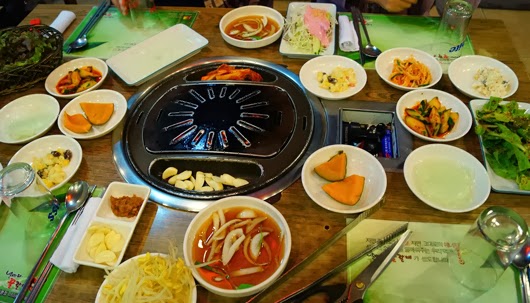 ２　a dinner of Samgyeopsal(meat has not yet come)　