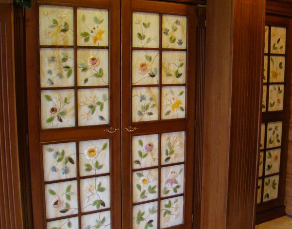 Дверные вставки выполненные в технике фьюзинг с росписью золотой краской