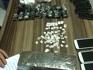 Drogas, aparelhos celulares e chips foram apreendidos com o agente penitenciário Victor Cianni. Ele acabou demitido (Foto: Batalhão de Choque da PM)