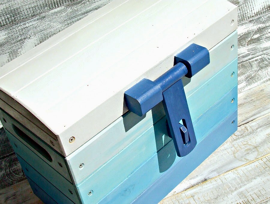 drewniany kufer skrzynia na zabawki w pirackim klimacie. Niebieski kufer ombre. 