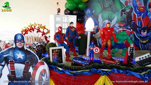 Mesa de aniversário infantil com os Super Heróis