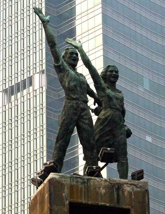 Tugas Seni Budaya Kelas X SMA (Apresiasi Karya Seni Rupa 3D)