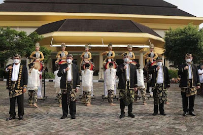 Gubernur Banten Wahidin Halim (WH) berharap para pejabat Pemerintah Provinsi Banten yang saat ini mengenakan pakaian khas Banten untuk menjiwai semangat para Sultan Banten