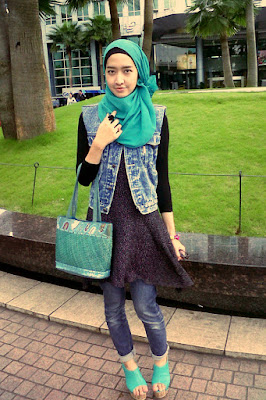 Jangan Kenakan Jeans dan Hijab remaja cantik pakai Jangan Kenakan Jeans dan Hijab untuk tampil seksi dan mneggoda