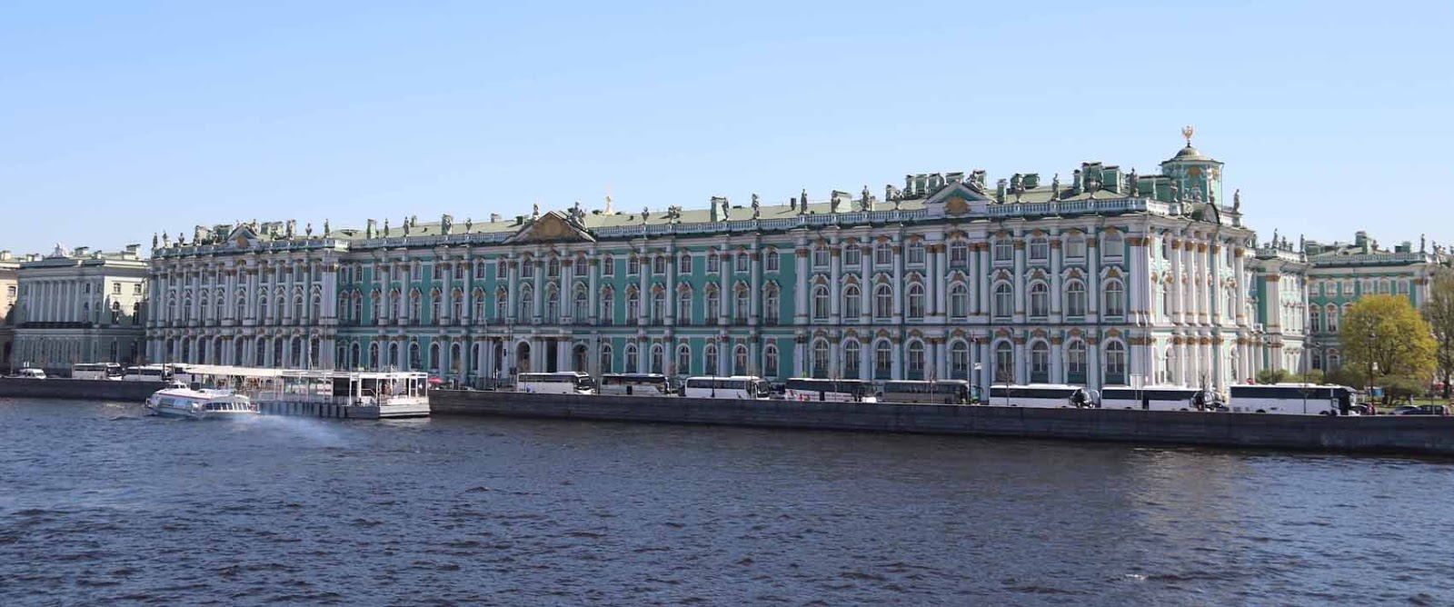 Emeritaaši Neva-joeen suunnalta kuvattuna Neva-joen sillalla