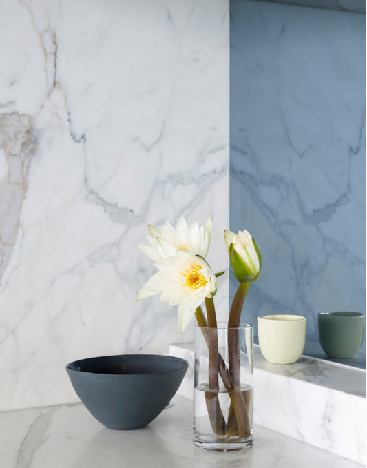 cocina-blanca-con-marmol-calacatta-minosa-design