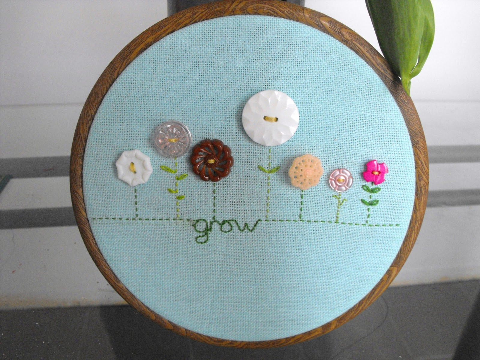 панно из пуговиц. вышивание пуговицами. вышивка пуговицами на ткани. вышивка с пуговками. панно с пуговицами.