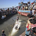 کراچی کے ساحل پر 'ستر فٹ' لمبی وہیل مچھلی.......