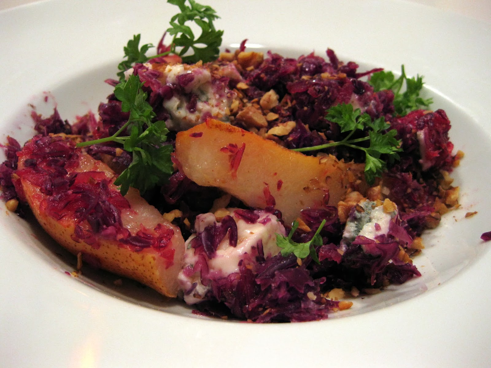 Mmmediterran: Rotkohl-Gorgonzola-Salat mit kandierten Birnen