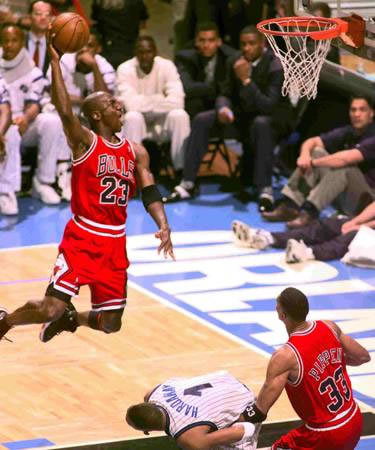 Fotografia de notÃ­cias : Michael Jordan of the Chicago Bulls attempts a | Arte michael jordan 