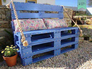 sillon azul con palets de madera reciclados