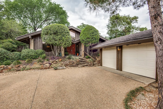 Pedigreed midcentury modern home has this boho gal swooning - Front 1 www.BoHoHome.com @bohosusan