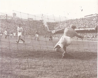 In Nazionale nel 1951, a Genova contro la Francia, 3 giugno. Italia - Francia 4-1. Cappello segna su rigore il quarto gol azzurro, all'87° minuto.