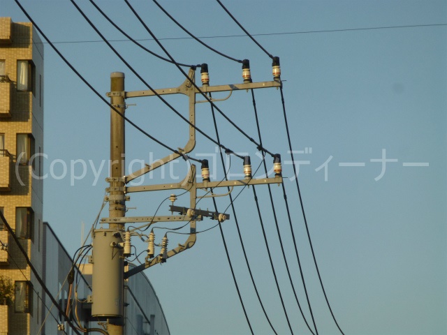 小田急線の相模大野駅付近にて、Fアームによる２回線併架だというのに、珍しく上下で分離したやつを発見！ｗ