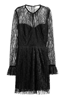 Czarna koronkowa sukienka retro H&M Czarna koronkowa sukienka retro H&M co kupić na wyprzedaży sale H&M blog modowy netstylistka