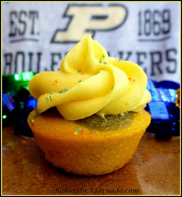 School Spirit Mini Cupcakes. Mini cupcakes in school colors for snacks, bake sales or parties. Lots of flavor in these little treats | Recipe developed by www.BakingInATornado.com | #recipe #dessert #cake