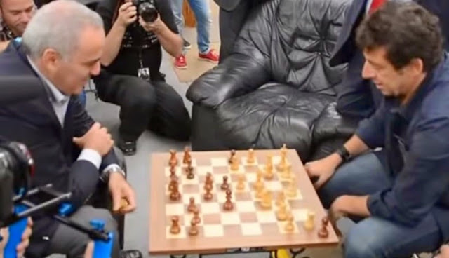 Patrick Bruel bluffe Garry Kasparov aux échecs - Photo © Chess & Strategy