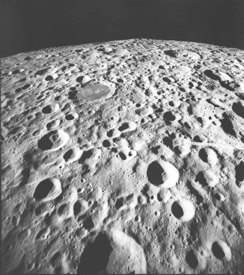 Луна поверхность кратеры. Дедал (лунный кратер). Поверхность планеты кратер Луны. Умбриэль кратер. Кратер Лунная поверхность Луны.