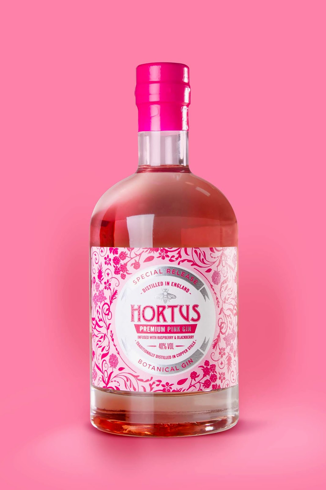 Розовый джин цена. Barrister Джин Pink Gin. Gin розовый. Розовый Джин Pink. Джин в розовой бутылке.