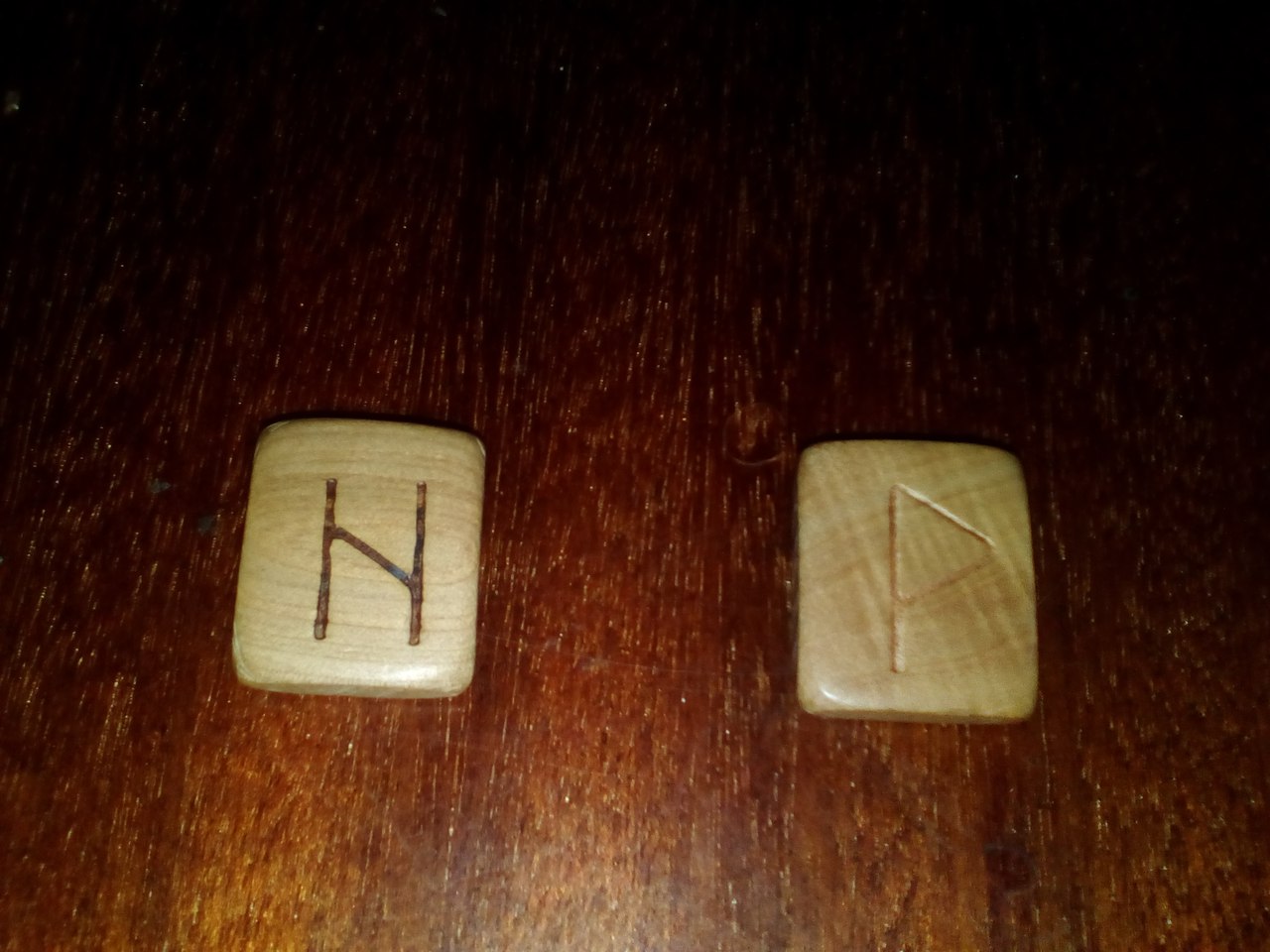 руны воска. свечи из рун. отливка воском став рунный. руна тейваз. рунический воск расклад.