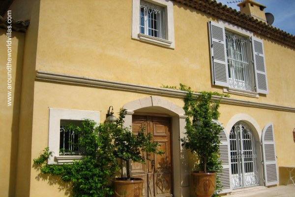 Frente colorido con identidad propia de esta cinta costera tan famosa Fachada de una residencia en la Riviera de Francia