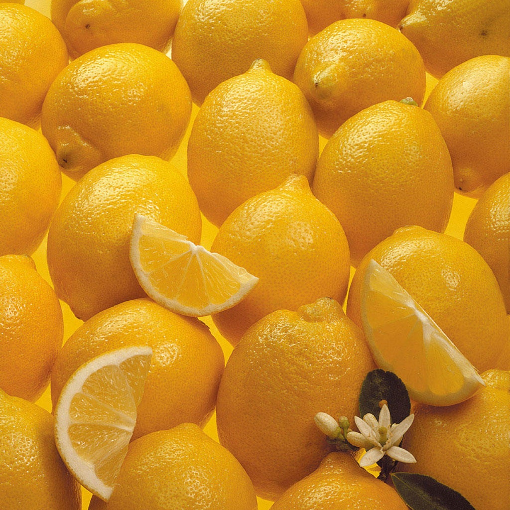 лимон с солью возле кровати