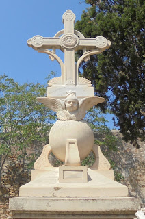 το ταφικό μνημείο της οικογένειας Νικόλαου Σκαραμαγκά στο ορθόδοξο νεκροταφείο του αγίου Γεωργίου στην Ερμούπολη