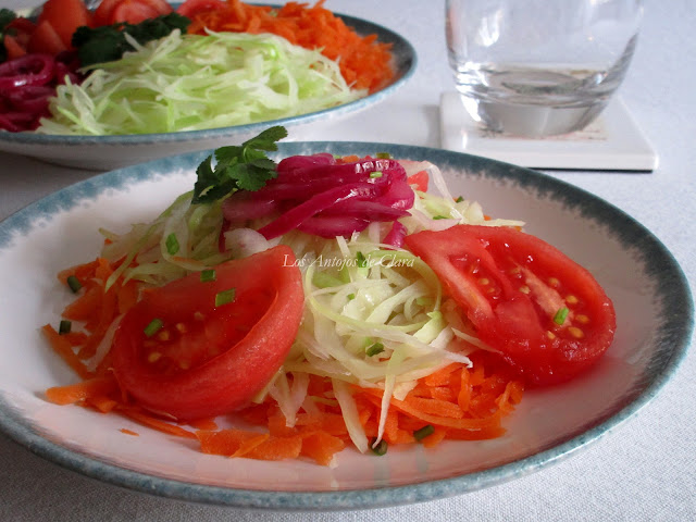 Ensalada de col con zanahoria, tomate y cebolla pochada