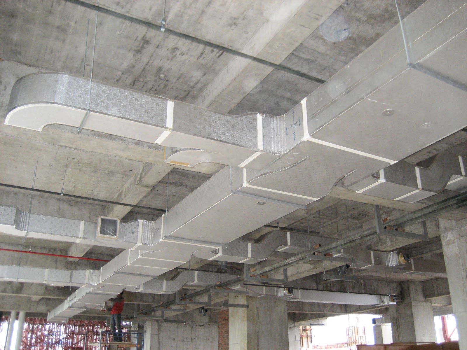 Tuyến ống gió đúng kỹ thuật: ít cút gắt, đoạn thẳng đủ, lưu lượng ổn định