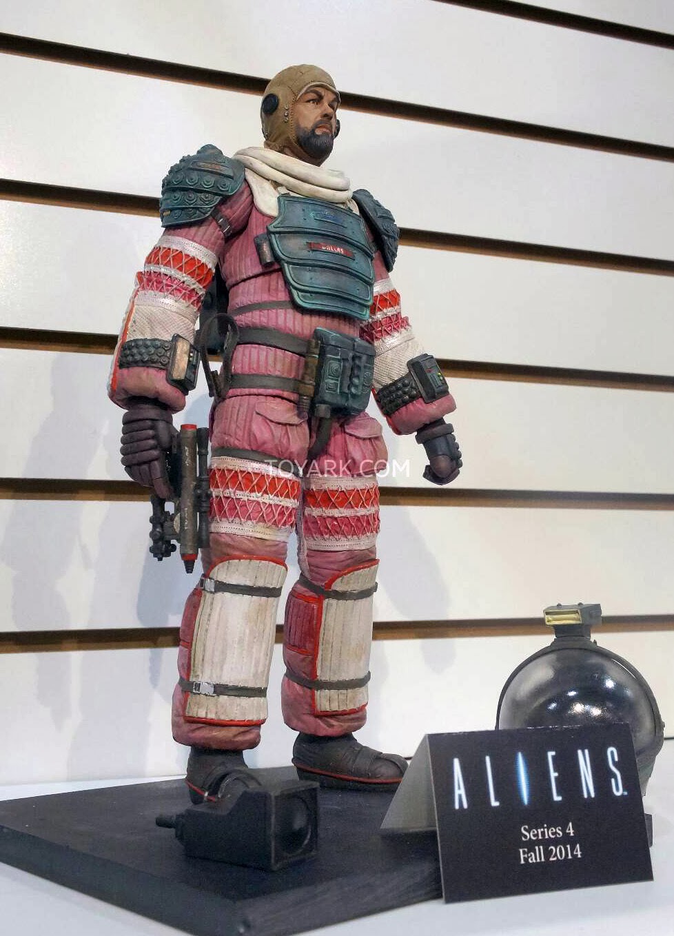 TOY_FAIR_2014_NECA_DISPLAY_ALIEN_SERIES_4_01