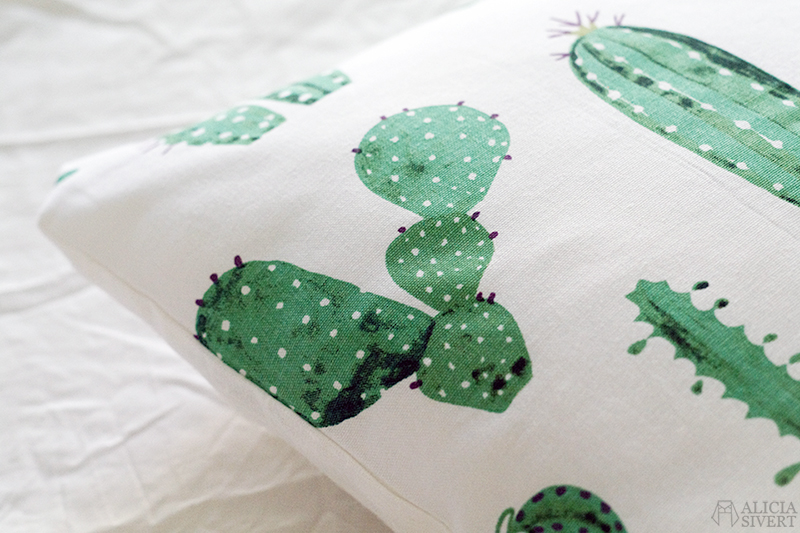 Kaktuskudde, sydd av Alicia Sivertsson. aliciasivert alicia sivert sivertsson sy sömnad sytt skapa skapande diy do it yourself kudde kuddar pillow cushion sew sewing sypeppen kaktus kaktusar tyg återbruk stuv stuvbit återbruksmaterial kaktusmönster mönster mönstrat hem inredning heminredning sovrum home interior interiour