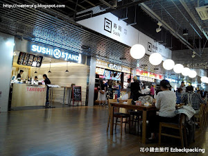  東京成田機場的第三航樓(T3)設有一個美食廣場(Food Court)，地點就在出境大堂旁，向前走，就是前往國內線的候機室的安檢區域。     這裏座位不少，估計也有二三百個，所以不難找位置坐。餐廳有6間，食物種類方面，Cafe、壽司、飯、漢堡、面和烏冬都有，因為是自由選擇位置...
