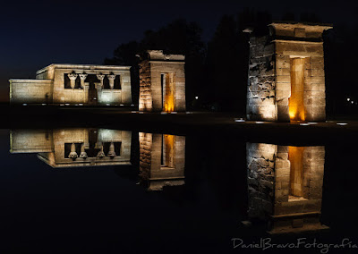 Templo de Debod iluminado de noche