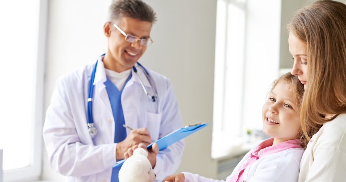 осмотр ребенка. детский врач педиатр. педиатр. вежливый врач. медработник с ребенком.