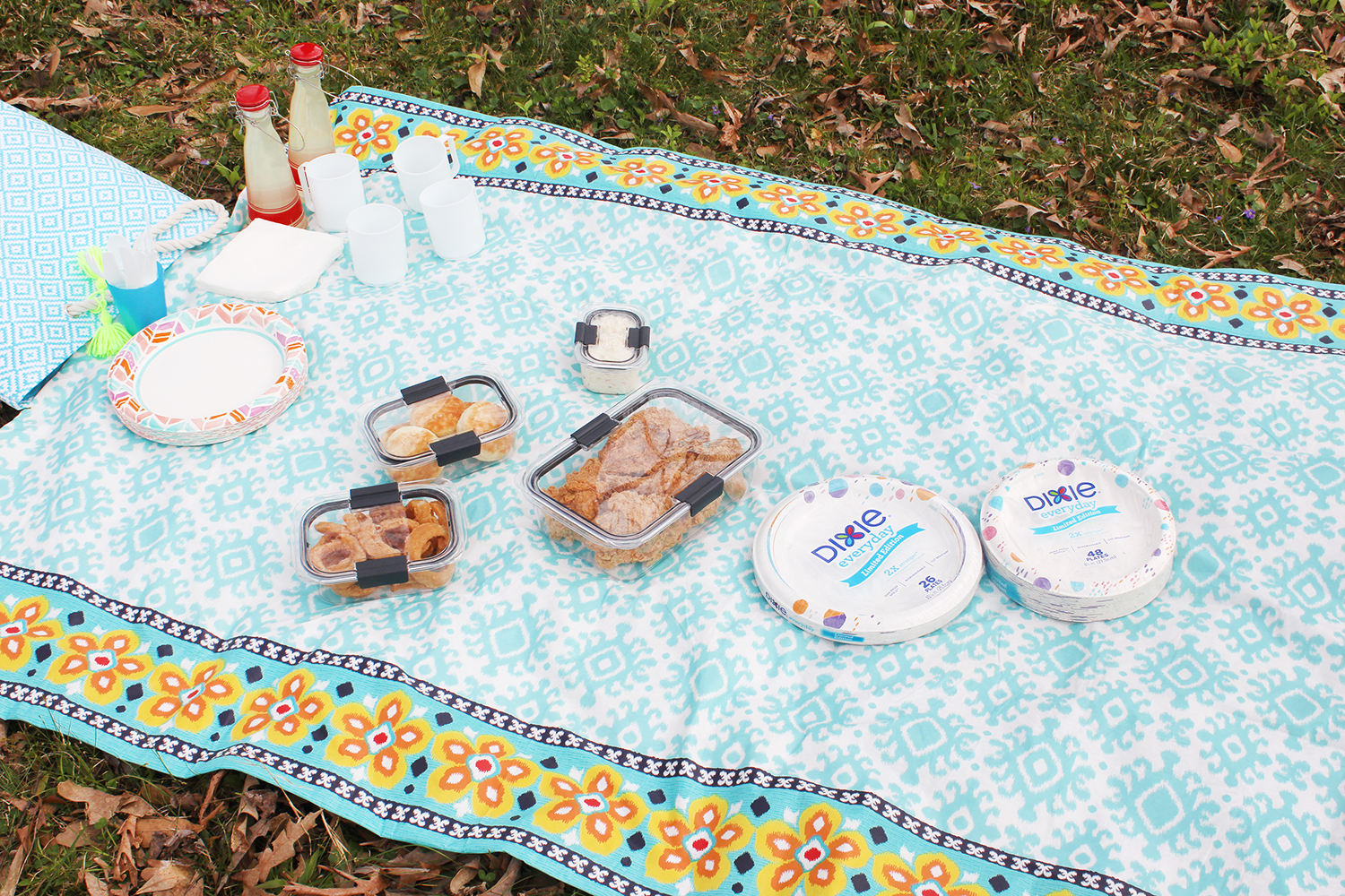 Southern Mom Loves Make an Inexpensive DIY Waterproof Picnic Blanket Tote!