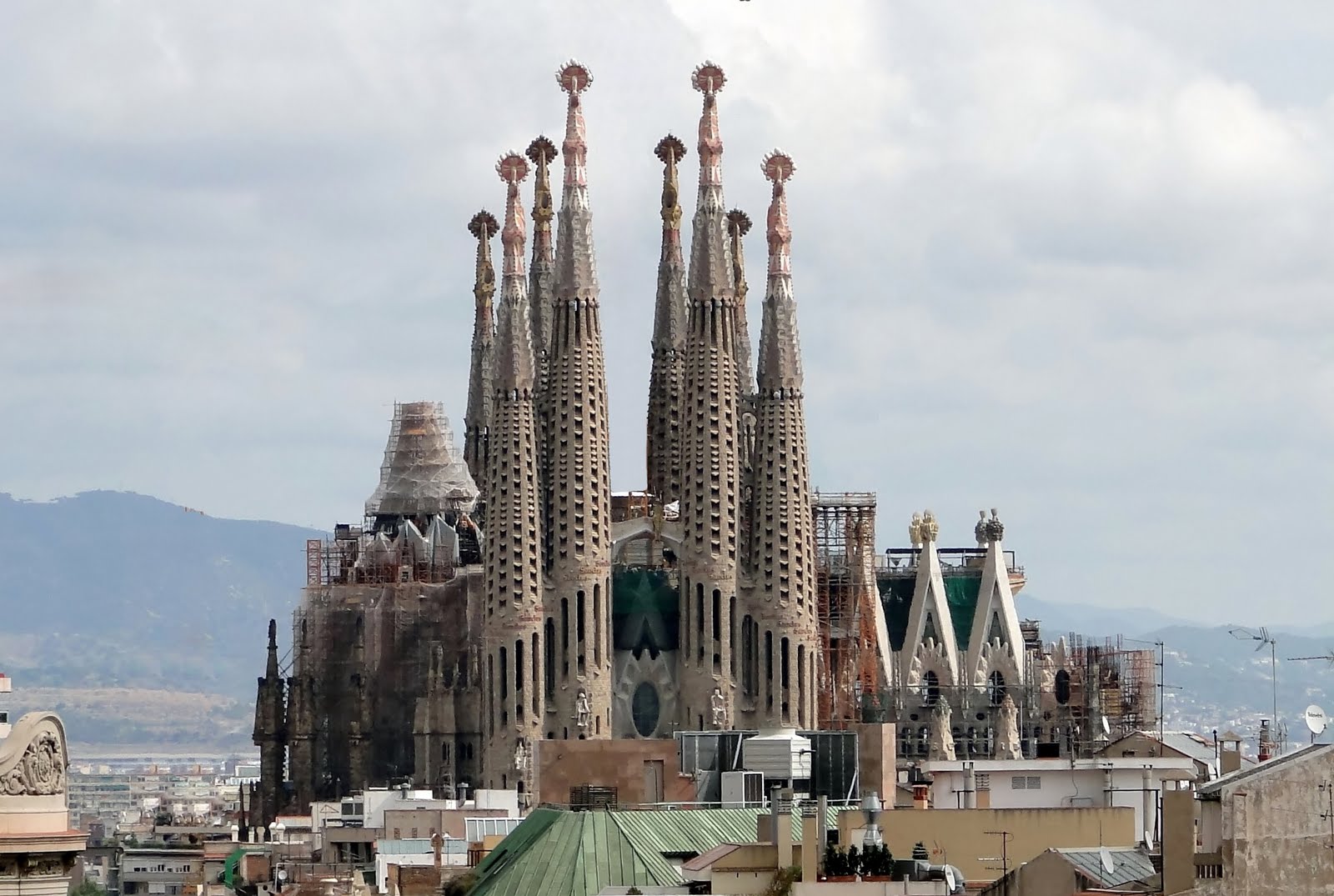 The Basílica i Temple Expiatori de la Sagrada Família | Minimalist Home ...