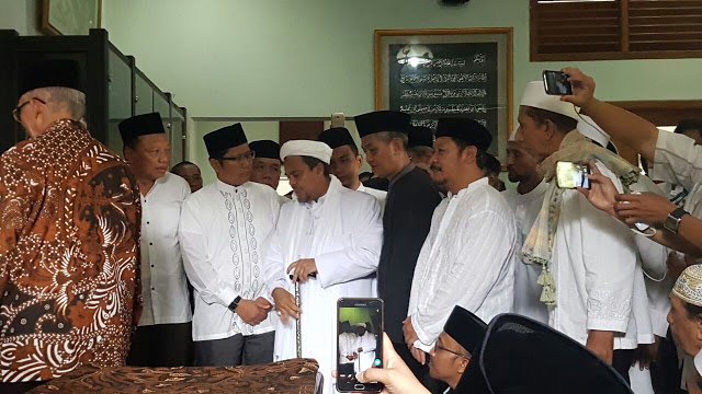 Lautan Umat Islam Iringi Pemakaman KH Hasyim Muzadi, Lihat Foto-Fotonya!