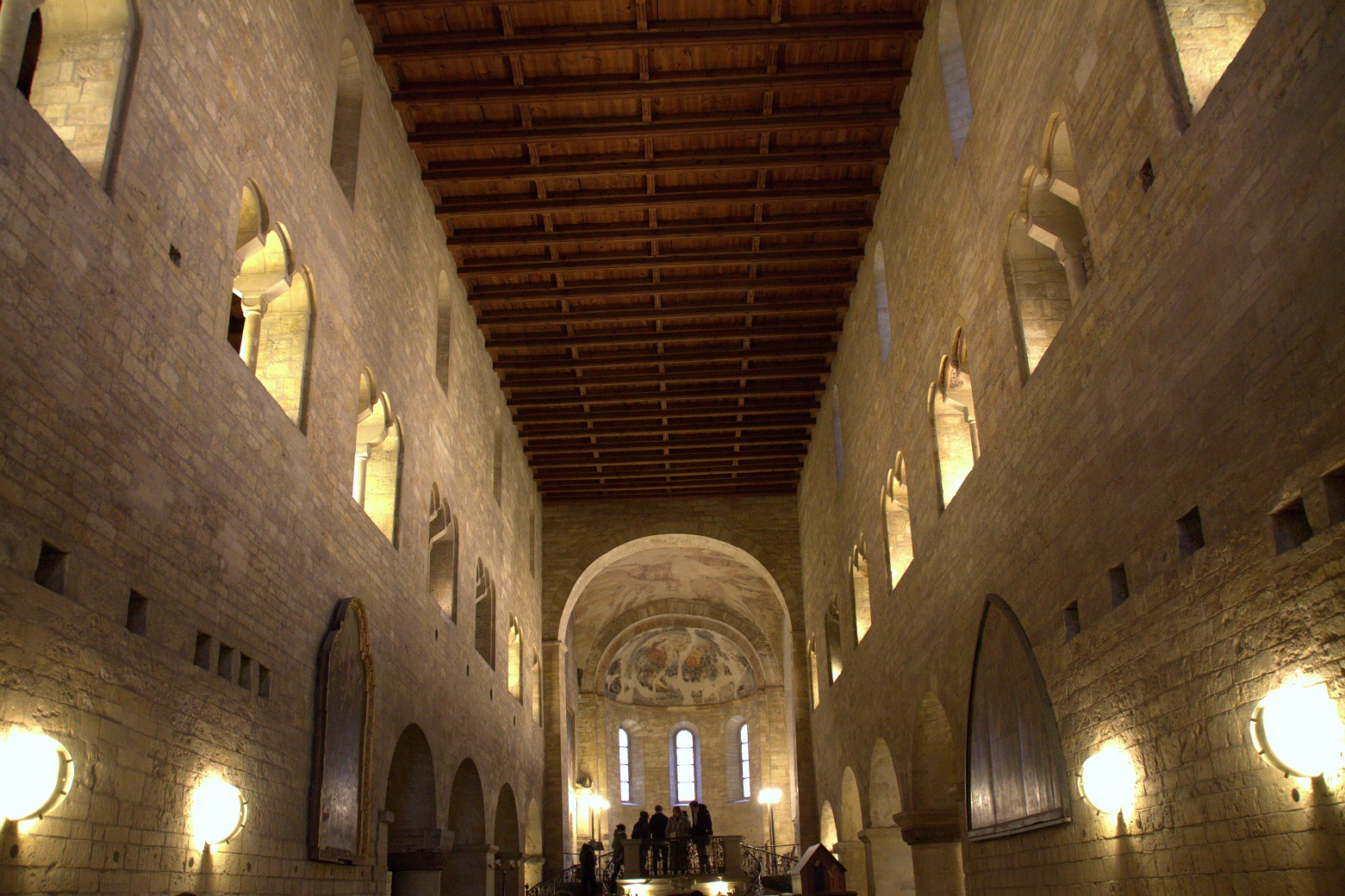 L'art roman ; passionnément L’intérieur de l'église de