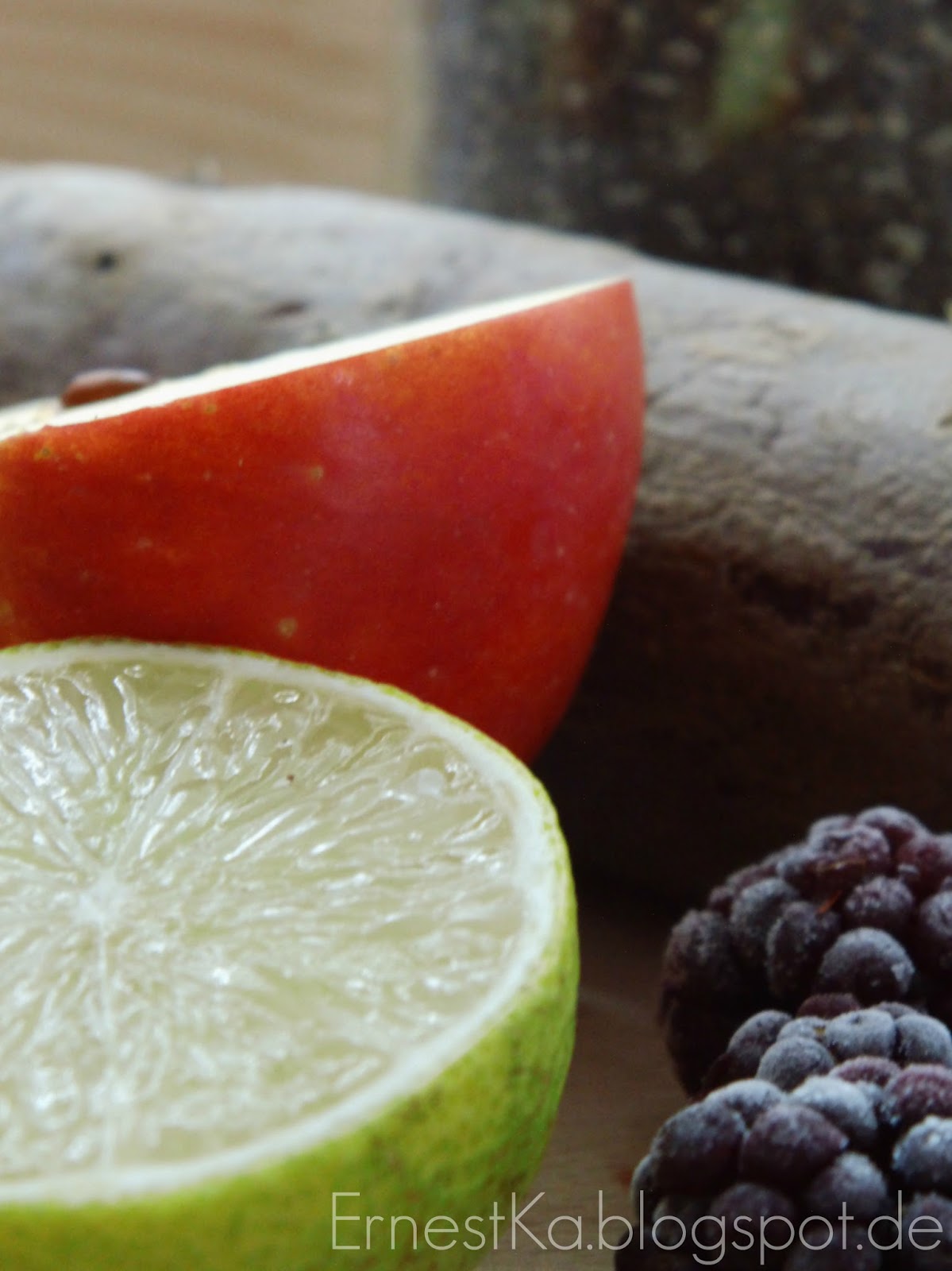 ErnestKa: Gute Laune im Glas- Roter Smoothie mit Beeren und Beete