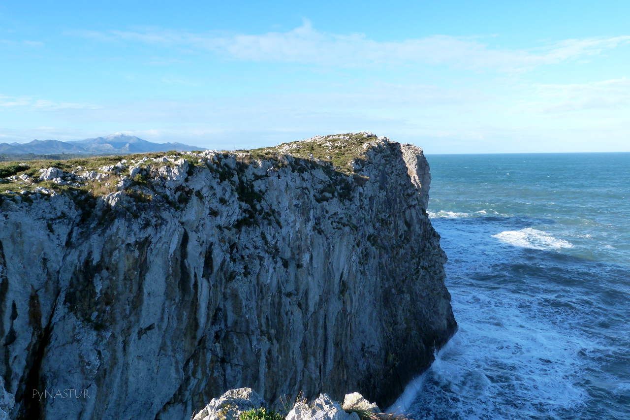 Acantilados cerca de los Bufones de Pría en Llanes Acantilados cerca de los Bufones de Pría en Llanes