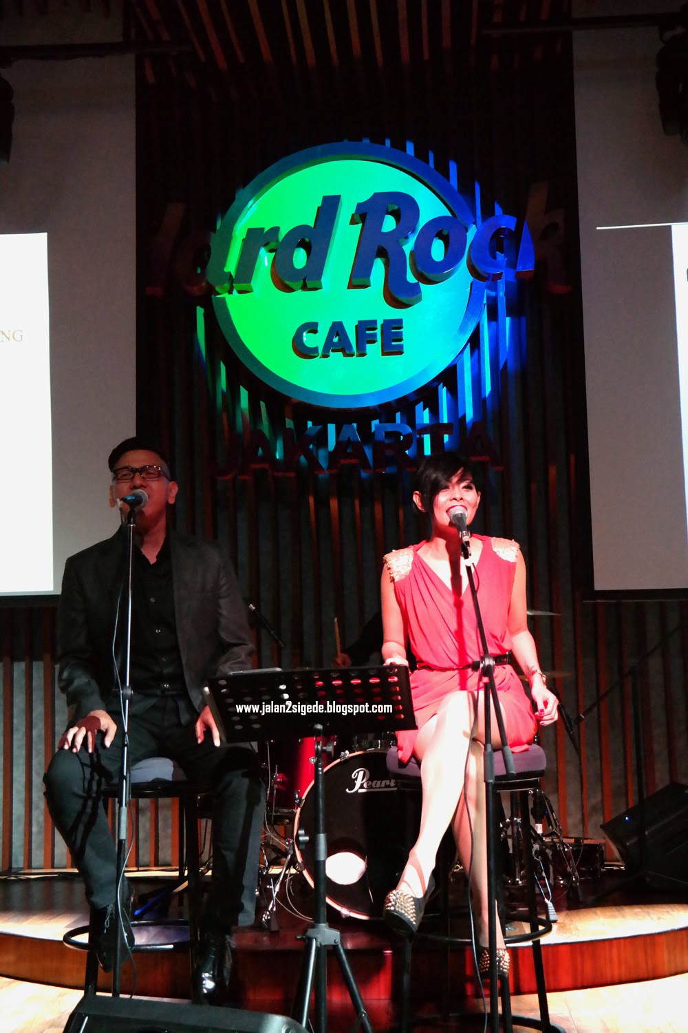 PANDA JAJAN: Nongkrong di Hard Rock Cafe Jakarta