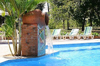 Piscina con cascada saliendo de una ánfora en la Pousada Olho D'Agua