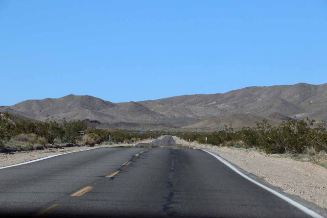 Death Valleyn johtavalta tieltä löytyy pitkä suora 