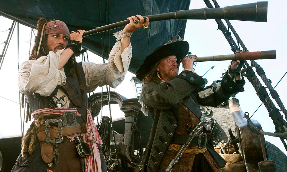 Cena do filme Piratas do Caribe - No Fim do Mundo (2007) onde o capitão Jack Sparrow usa uma luneta gigante
