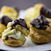 Profiteroles clásicos con nata montada y ganache de chocolate amargo