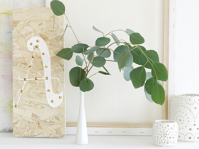 DIY-Lampe aus einem OSB-Holzbrett, einer LED-Lichterkette und mit Handlettering verziert | www.mammilade.blogspot.de | Eukalyptus DIY-Lampe aus einem OSB-Holzbrett, einer LED-Lichterkette und mit Handlettering verziert | www.mammilade.blogspot.de | Eukalyptus