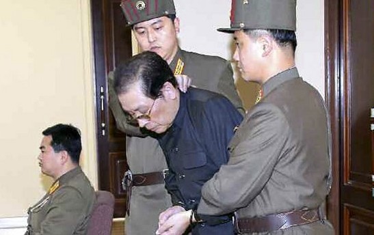 Hombre llegando a la corte en Corea del Norte