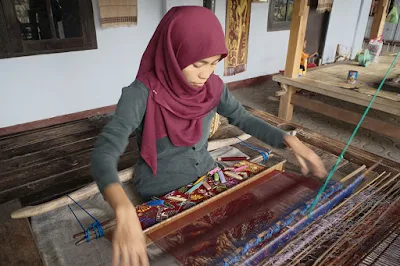 Hand weaving Sukarare Village