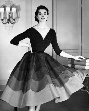 El triunfo del vestido con lacito con que Chanel vistió a la mujer moderna  en 1920 y Zara a las más clásicas en el verano de 2020
