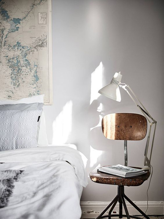 Al lado de la cama - Silla de estilo industrial y lámpara flexo blanca